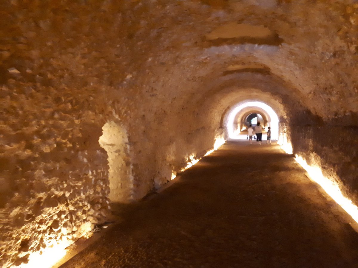 Ma oltretutto la visita del museo ‘diffuso’ si può dipanare nei corridoi della struttura, e nei locali di servizio e commercialii, ora divenuti suggestivi sotterranei e tunnel sotto la sede stradale. 9/