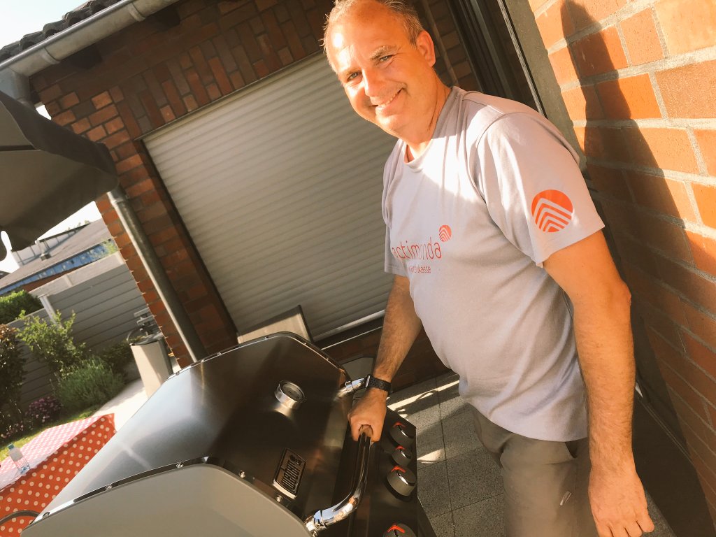 actimonda's tweet photo. 🔥Feuriger #Grilltipp zum #Ferienfinale!😎 Die #Sonne lacht.🌞 Ein idealer Zeitpunkt, um #Leckeres vom #Grill zu zaubern. Kollege Marcel empfiehlt drei gesunde Gänge, um die #Ferien furios ausklingen zu lassen: https://t.co/mMfmW9XEPU https://t.co/SSZNpte1DS