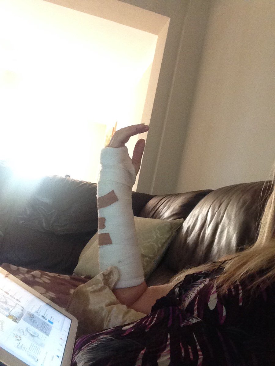 Lozwilki21's tweet photo. What a nightmare #brokenwrist #hurts #halfpot https://t.co/EI4r2JqCK4