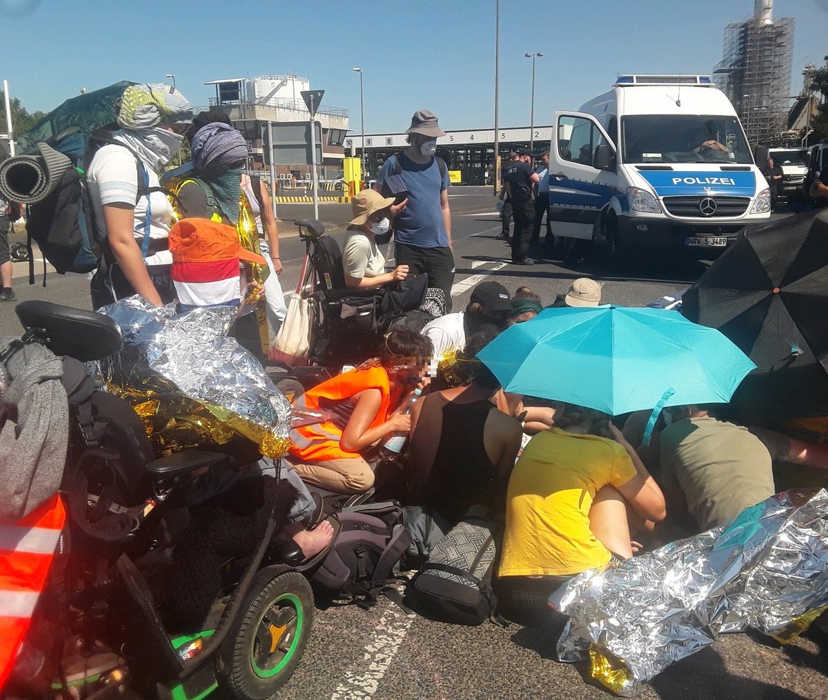 HambiBleibt's tweet photo. 1230 Gate 9 of #Shell refinery blockade: eviction of first concrete lock-on barrel in progress, second barrell surrounded by solidarity support circle, 4 tripods also standing.
#ClimateJustice
#StopShell
#AufstandMitAbstand
#NOsHellOnEarth
#Soli mitt #Ogoni & #SyndikatBleibt https://t.co/c2zJ23waZN