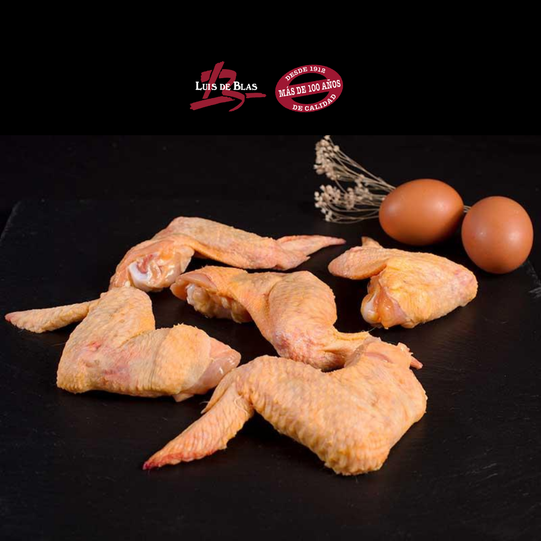 solobuey's tweet photo. Para los que nos gusta roer hueso, pocos placeres mayores hay que dejar limpias unas #alitasdepollo, y más si son de corral, más amarillitas y sabrosas… Fritas bien crujientes, al ajillo o al horno con limón, un manjar para peques y adultos. #productoSolobuey #pollodecorral https://t.co/UDG95cmbn5