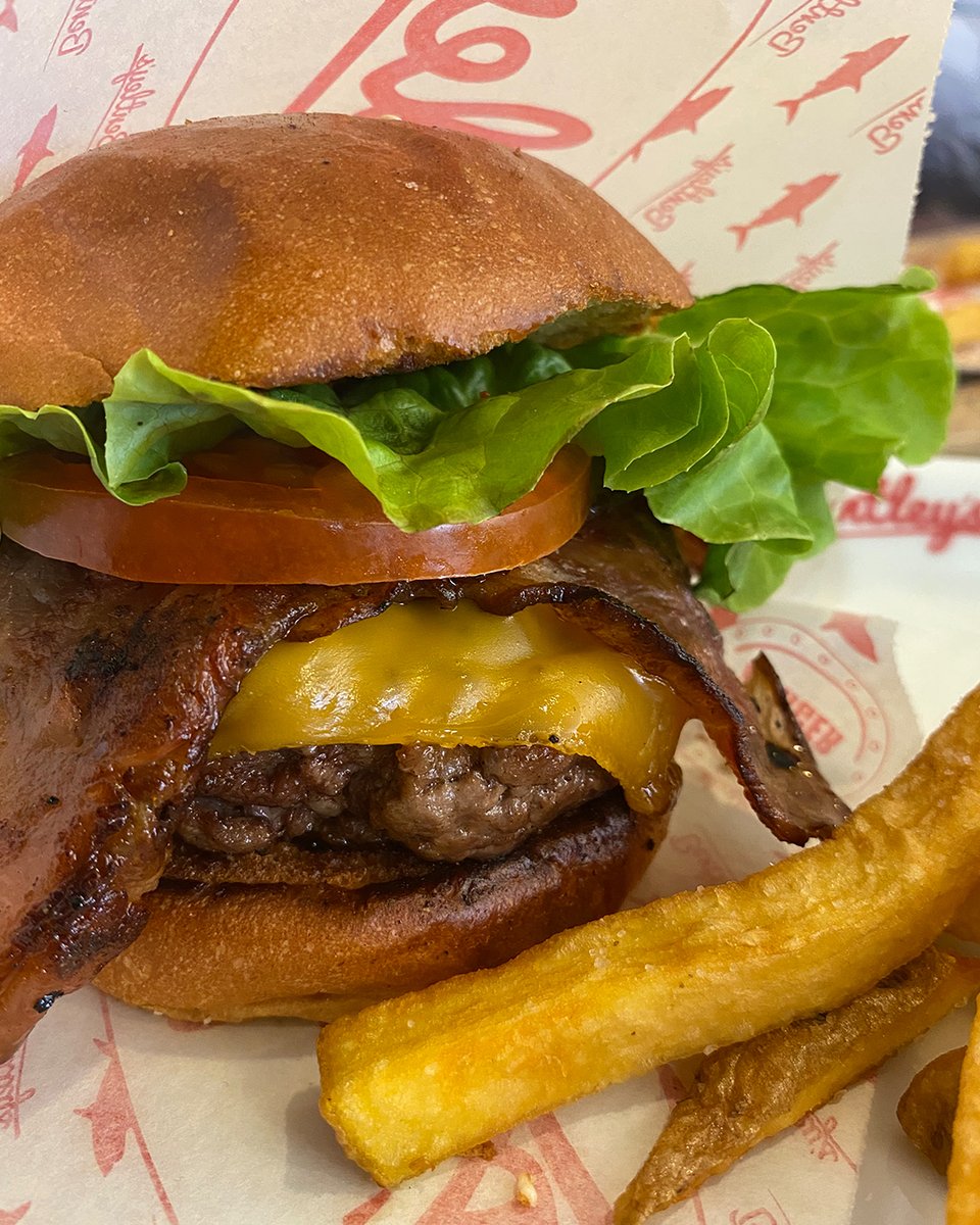 BentleysBurger's tweet photo. ¿No tienes ganas de cocinar? Pues te llevamos tu hamburguesa favorita a casa, con el código: SALDREMOSDEESTA tendrás un -10% en tu pedido a domicilio. ¿A qué esperas?
https://t.co/IW4FCMFr7w https://t.co/JCksx0RZxY