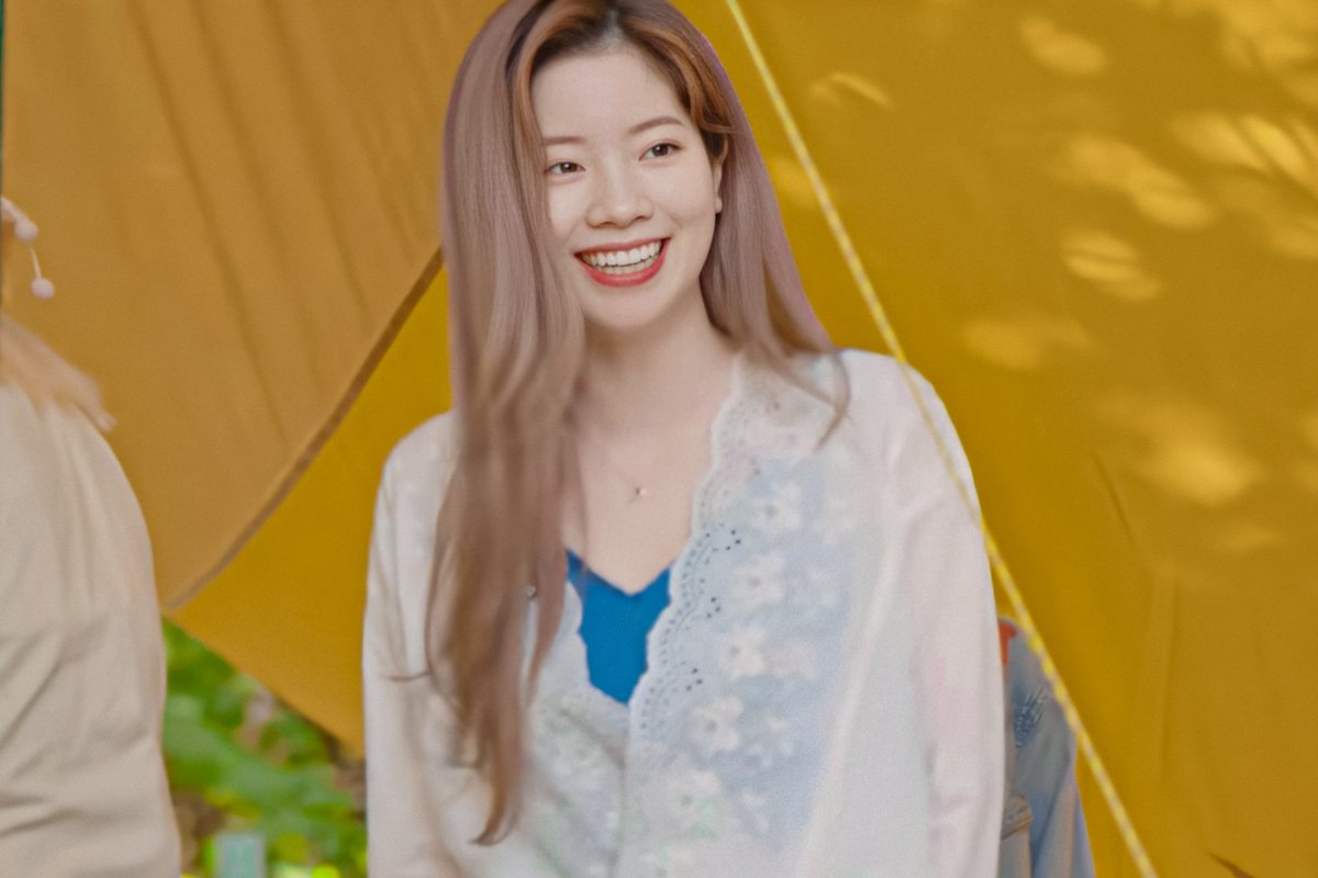 KDHLOOKS's tweet photo. Dahyun shines so prettily.  
#Dahyun #다현 https://t.co/oYlVJT4nJw