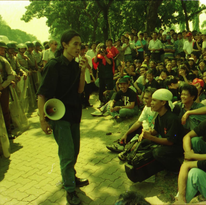 dadangrhs's tweet photo. #NewProfilePic

Waktu berlalu. 26 tahun lalu. Semoga terjaga dan tetap berpikir merdeka. 

Selamat hari jadi AJI. Semoga abadi. 

Tetap Independen. https://t.co/FPObRoiNJG