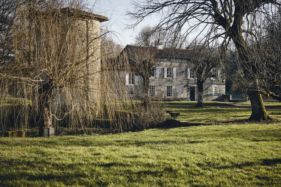 RueDuConserv's tweet photo. Après la mort d'#AlbertCamus,pour tenter de la détourner de son profond chagrin,les amis proches de #MariaCasarès  l'incitent à s'acheter une maison.Le 5/08/1961, #MariaCasarès et #AndréSchlesser achètent le manoir, les dépendancesles terres de la Vergne, en la commune d'#Alloue. https://t.co/C7RQXnuxKp