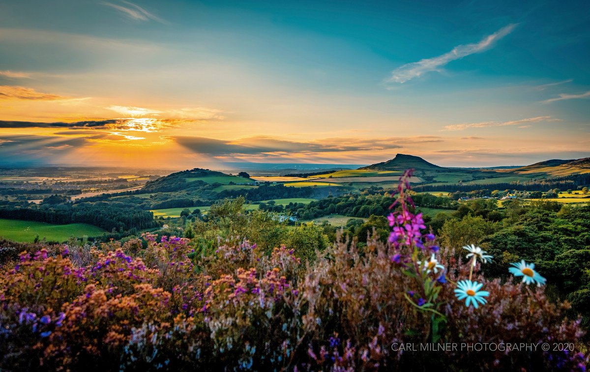 Summer Sunset over Roseberry Topping ...6/8/2020
#LoveGreatBritain #OMGB #WelcomeToGreat #photography #Stormhour #welcomebacktoyorkshire