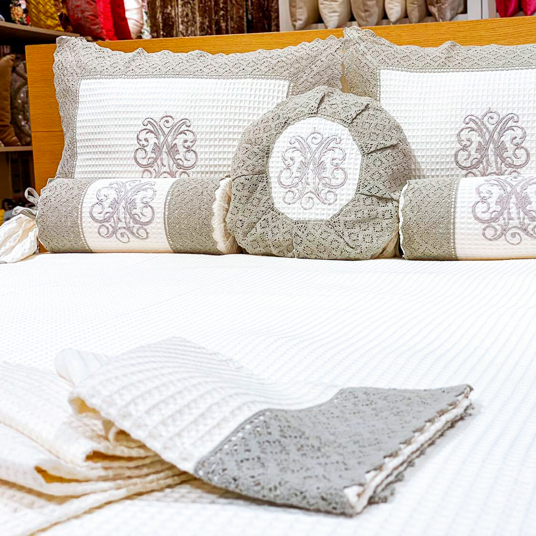CCAreasur's tweet photo. ¡Las colchas de @Entrealgodones son la mejor opción para tu dormitorio! Diferentes texturas, tacto suave, tejidos de diseño y primerísima calidad, no te pierdas el resto de su colección en su tienda ☺️. https://t.co/fvWg7HdXSg