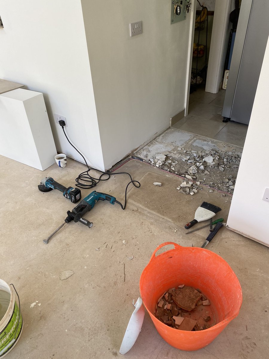 gtaylortiling's tweet photo. It’s been warm working in this fantastic room #oakframe @tilemasteradhes @Dural_UK @SigmaUK1 @ToppsTilesTrade https://t.co/YuFW7CcZtL