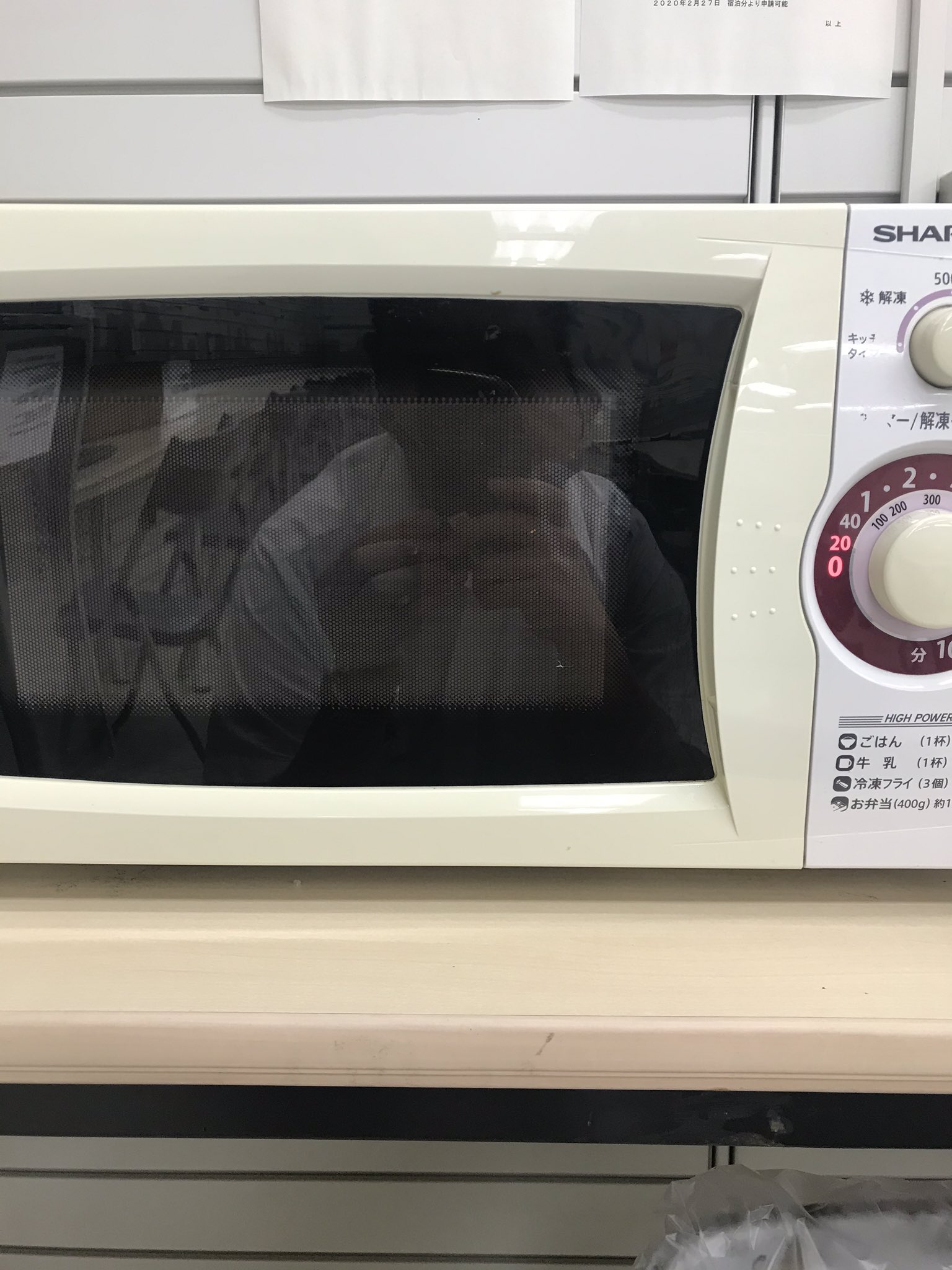 東急ハンズ渋谷店 本日紹介するのはメンズゴリラの脱毛wax 写真1レンジでチンして 写真2少し冷ましてから塗って写真3一気に剥がーすッ この時ばかりは何も考えちゃダメ 写真4ご覧の通り 根っこから根こそぎ逝けちゃいますよ メンズゴリラ