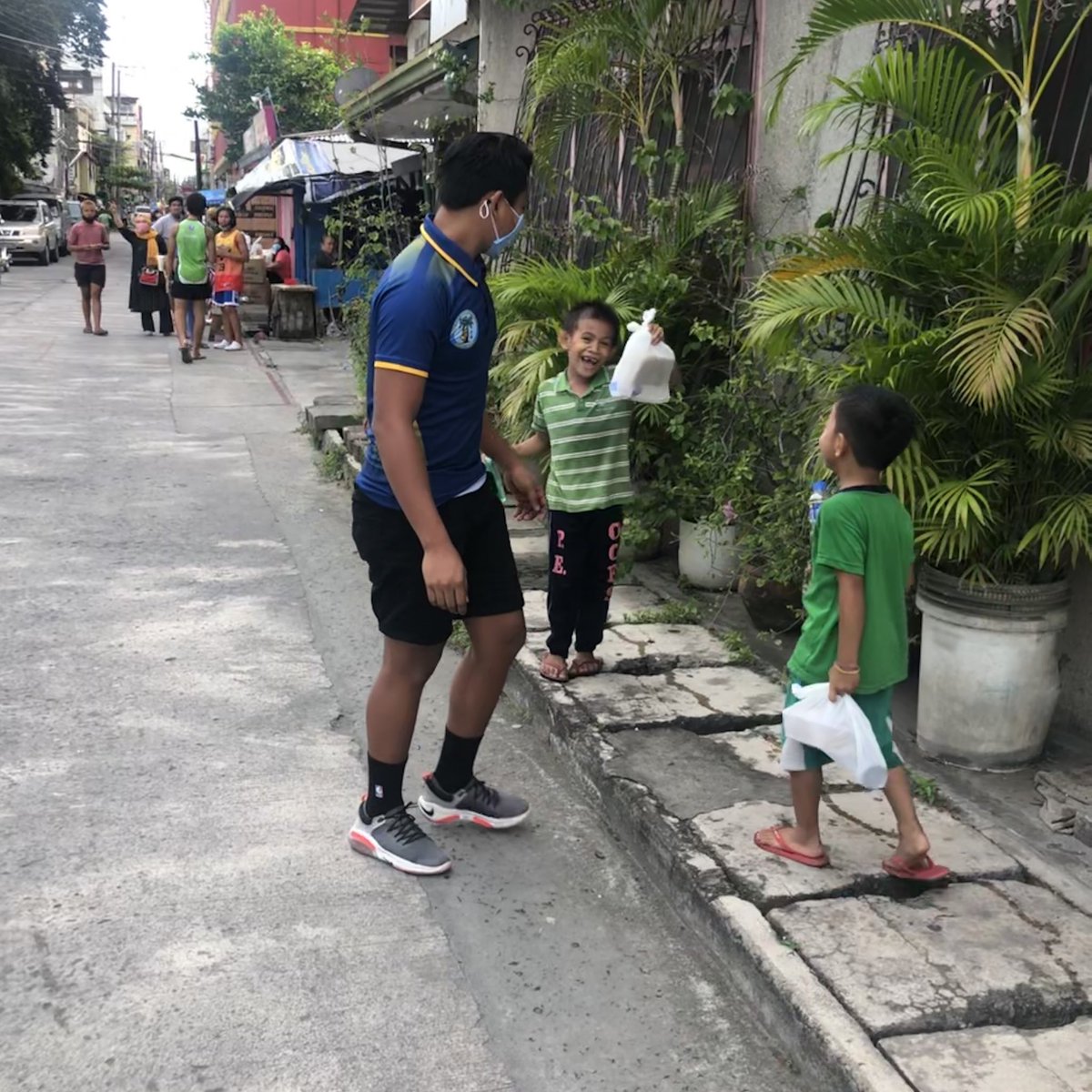 ClarkJetsRFC's tweet photo. #ClarkJets, @Terryfied5 &amp; @jpevans_, led a feeding programme this week
#volunteers #givingback #communityservice #frontlinersph
#COVID19 #MGCQ #stayhome #staysafe #staystrong #PotBelliedPigsHK #CanterburyRFC #OneClub #Overgaard #MarineTravel #ProjexAsia #JetsFamily #SimplyTheBest https://t.co/zXFLIvtIqL