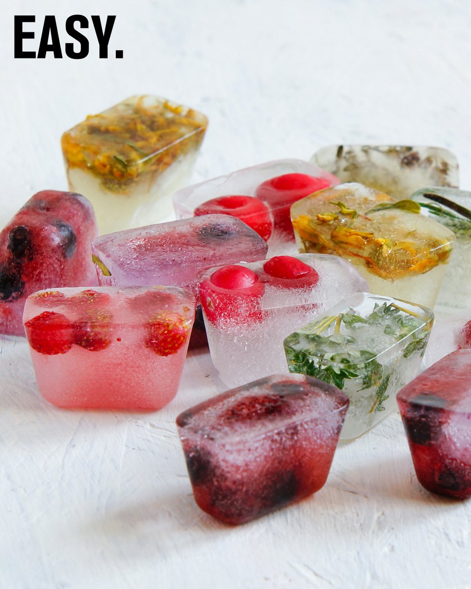 Een feestje is niet compleet zonder ijs! Maak zelf kleurrijke ijsblokjes met stukjes fruit en kruiden erin 🍓🌿 #EasyTips #zomer #Zanussi