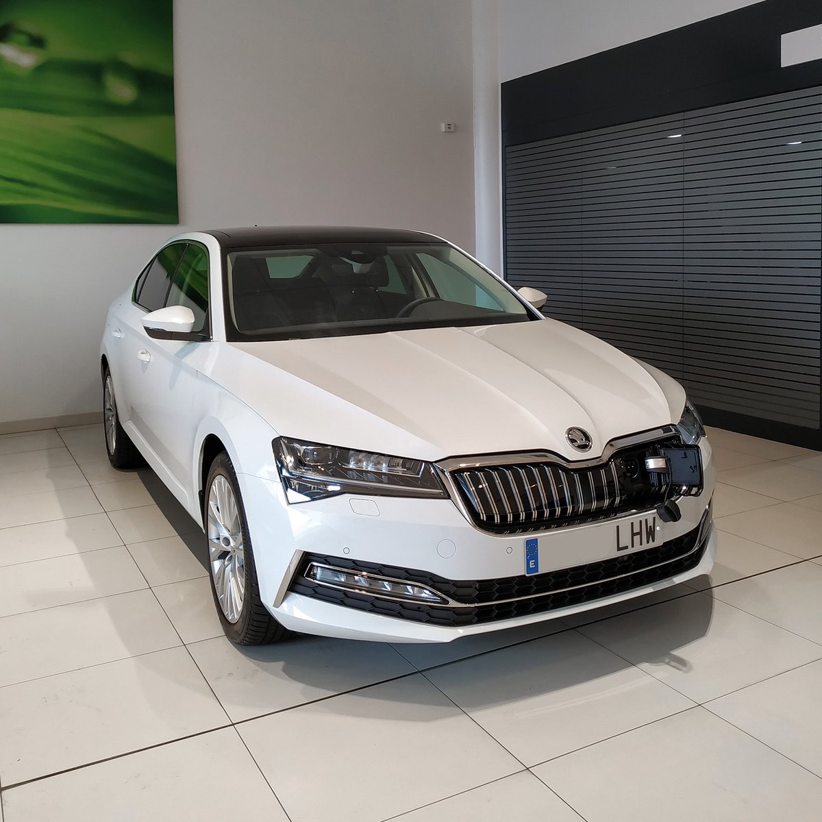 El pasado miércoles hicimos la entrega del primer híbrido, ¡el #ŠKODASuperbIV!
Cuenta con un motor de gasolina 1.4 TSI y un motor eléctrico ofreciendo una potencia total de 160 kW (218 CV), que combinados pueden recorrer hasta 850 km 🚗🔌🔋