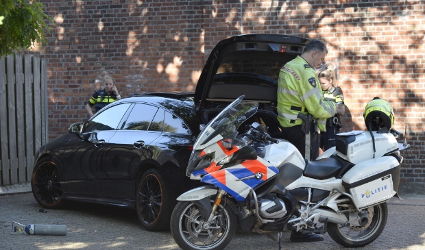 Automobilist rijdt met ballon lachgas aan mond door Breda: politie zet achtervolging in - ..