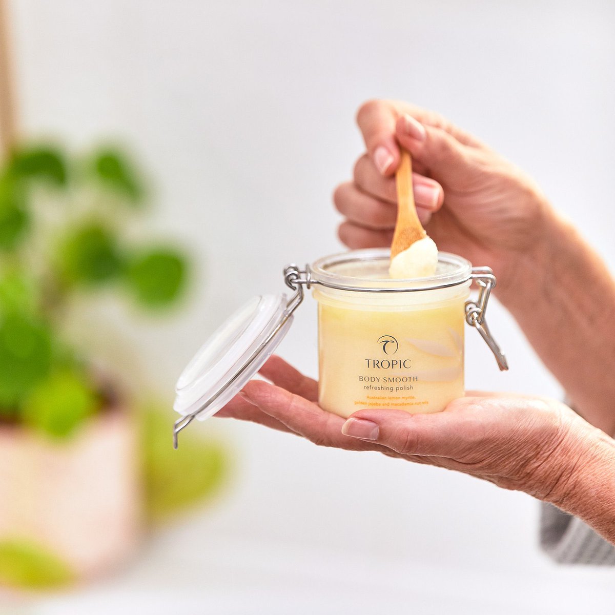 TropicMini's tweet photo. Body Smooth, our founding product that Susie Ma would sell in Greenwich market when she was 15 to help pay for her studies. 
💛mineral-rich sea salts to remove dead skin cells and polish skin
💛 golden jojoba and macadamia oils deeply soften and nourish https://t.co/stcNuOrZ28 https://t.co/zxe8YIciDm
