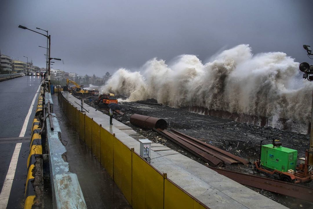 Picture speaks 1000 words.The fuming sea and the heaviest downpour were just a warning which our leaders and these machines stationed for reclaming more sea are ignoring. #Coastalroadi  #MumbaiWell it's all Science.Every action has its equal and opposite reaction.(1/n)