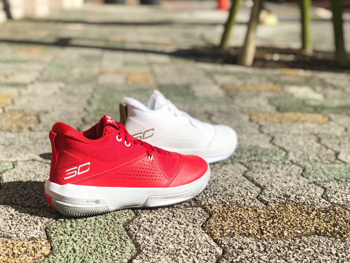 SLAMJAPAN's tweet photo. 【那覇店入荷】
UNDER ARMOURより
ステフィン・カリーのシグネチャーモデル『SC 3ZERO Ⅳ』
が入荷しました!!
リーズナブルな価格で初心者にもオススメなモデルになります♬
https://t.co/hTwwAA76Bj
#SLAM那覇店 #underarmour #sc3zero #stephencurry #curry https://t.co/0fSBqiNS7t