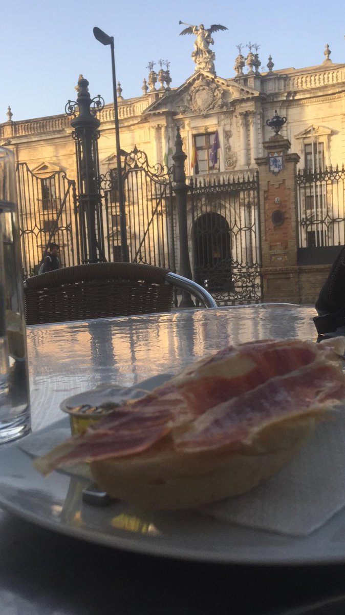 pilarwillpi's tweet photo. Mi hija me manda esta foto antes de irse para la playa, algo he hecho bien en la vida #jamondergüeno #miniWill #desayunoespañol https://t.co/E3qC5rdrMB
