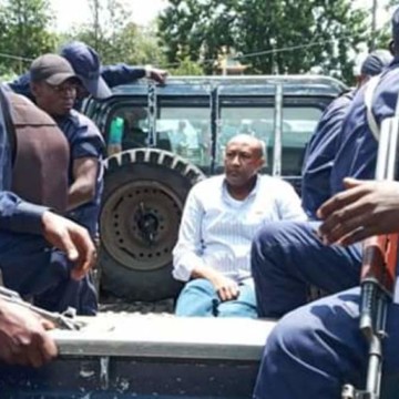 LitsaniChoukran's tweet photo. Il y a un Monsieur que j'aimerais saluer ce matin: arrêté à Goma, transféré à Makala,  jugé dans un procès plus que douteux, condamné à 12 mois de prison pour avoir.... on ne sait tjrs pas. Mais il ne s'est jamais plaint. Ni propos, ni médias. Modeste Makabuza, mes respects. #RDC https://t.co/TQNqRXL0XK