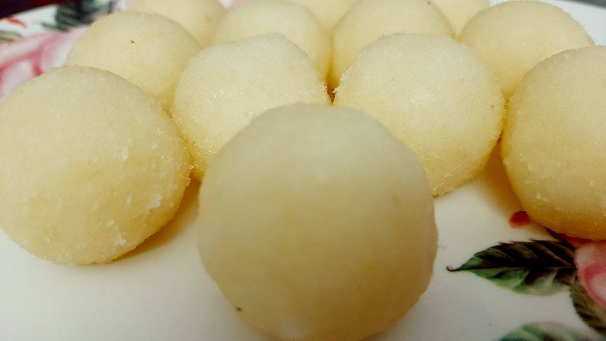 Coconut ladoo with condensed milk
More details - youtu.be/Rnh5PSRmLNk

#recipes #sweets #janmashtami2020 #Cooking #cookingwithwood #cookingathome #RecipeOfTheDay #recipeblog #cookingquest