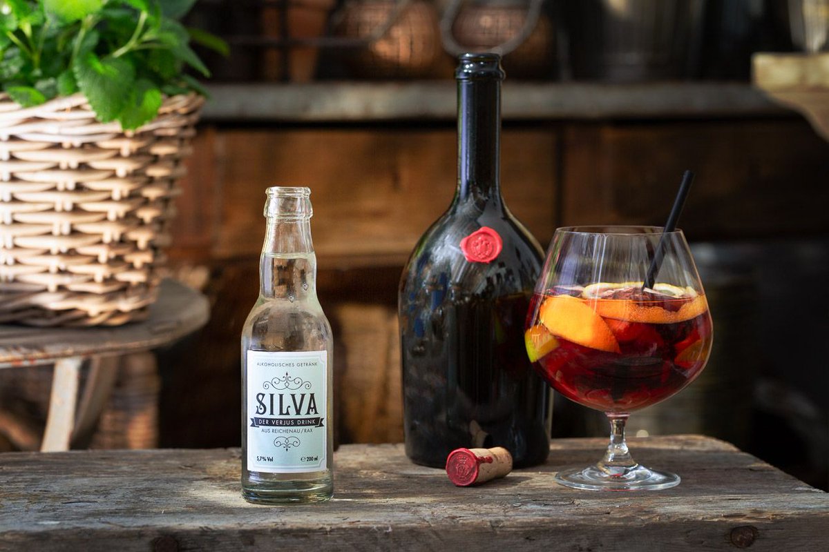 𝗦𝗜𝗟𝗩𝗔 𝗣𝗢𝗥𝗧 𝗥𝗢𝗧 – das ist " Sangria 𝟮.𝟬." 
Die fruchtigen Geschmacksnoten des jungen Portweins harmonieren hervorragend mit der Leichtigkeit und Spritzigkeit von SILVA. 

Das Rezept findest Du auf unsere Website.
#SILVAfriday #Sommer #Freunde #Tradition #vegan #Spar