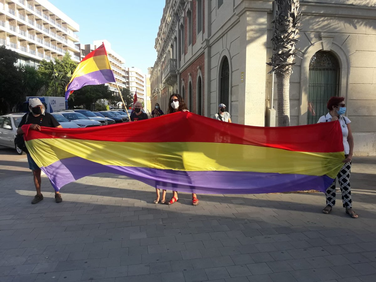 REM_PV's tweet photo. Concentración ayer en #Alicante contra la monarquía corrupta y por la República.

#LosBorbonesSonUnosLadrones
#NiVirusNiCorona
#CoronaCiao https://t.co/2RoeMIVUn5