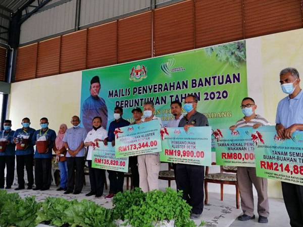 MariYan97836344's tweet photo. Kementerian Pertanian dan Industri Makanan menyalurkan peruntukan tambahan sebanyak 13 peratus di bawah Program Pembangunan Pertanian bagi usahawan tani daerah Muallim dan Batang Padang pada tahun ini.
#Muallim #BatangPadang #KPIM #Malaysia https://t.co/o3d5HGailG
