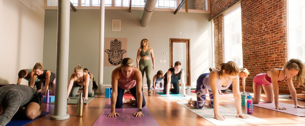 DiamondFilmsES's tweet photo. Hardin, el yoga te proporcionará paz interior (por muchas razones) 
#AfterEnMilPedazos - 4 de septiembre en cines https://t.co/33AHLjRLaU