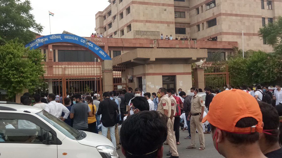 starsports07's tweet photo. #FMGE
#FMGEPP30  
@MoHFW_INDIA KINDLY ACCEPT BOG'S -MCI RECOMMENDATION OF REDUCTION IN QUALIFYING MARKS TO 30%.
FMGE students at MCI office Delhi for the demand of reducing qualifying to 30. https://t.co/6NCxq3EhWa