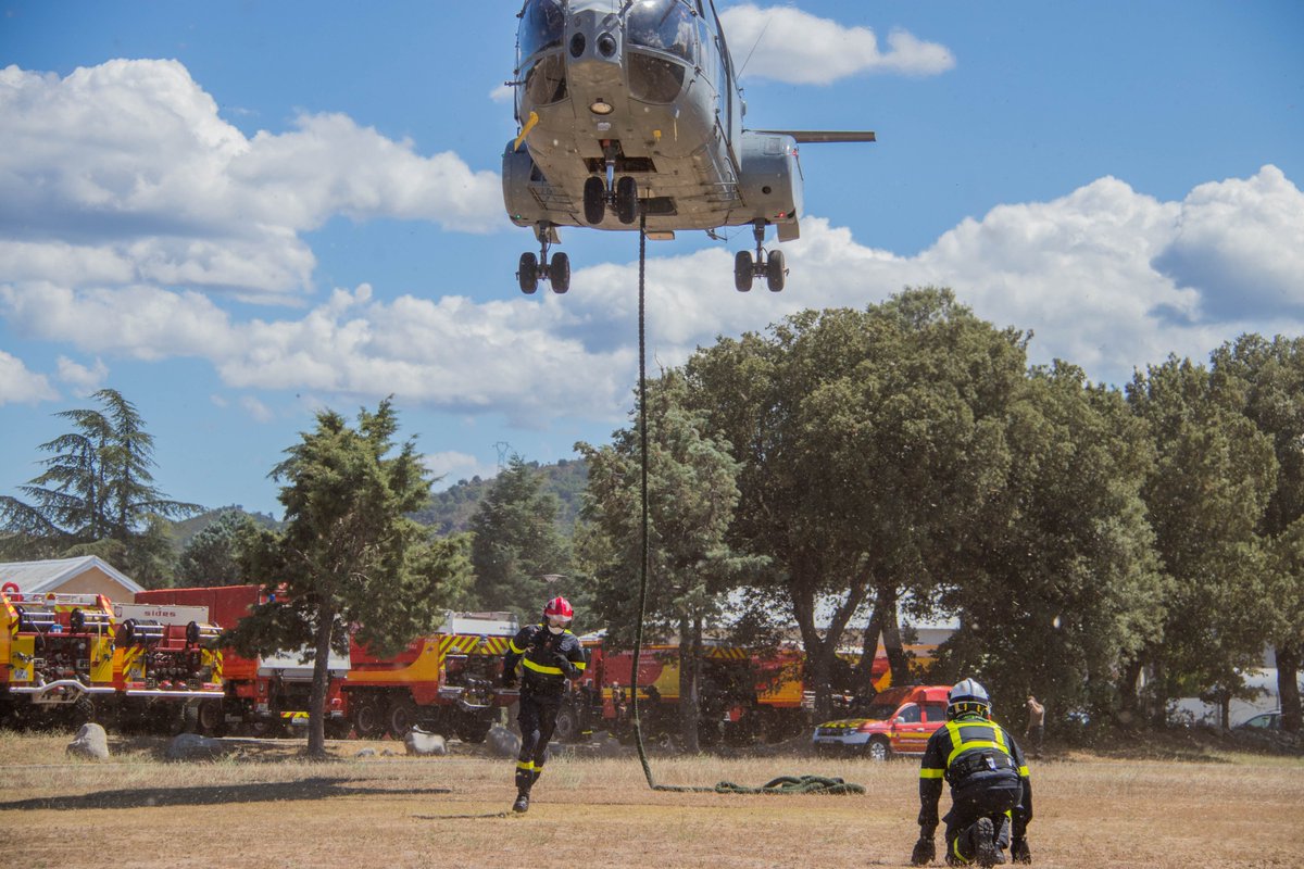 UIISC5CORTE's tweet image. Le saviez-vous ❓
Quand il est impossible aux moyens terrestres d&apos;accéder à un feu de forêt, nos sapeurs-sauveteurs passent par les airs 🔥🚁 
#UIISC5 #Entrainement #sapeurssauveteurs #Golff2020 #BaSolenzara #Puma #Sécuritécivile #fierdenossapeurs