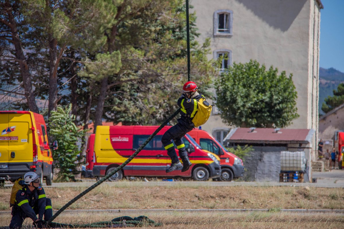 UIISC5CORTE's tweet image. Le saviez-vous ❓
Quand il est impossible aux moyens terrestres d&apos;accéder à un feu de forêt, nos sapeurs-sauveteurs passent par les airs 🔥🚁 
#UIISC5 #Entrainement #sapeurssauveteurs #Golff2020 #BaSolenzara #Puma #Sécuritécivile #fierdenossapeurs