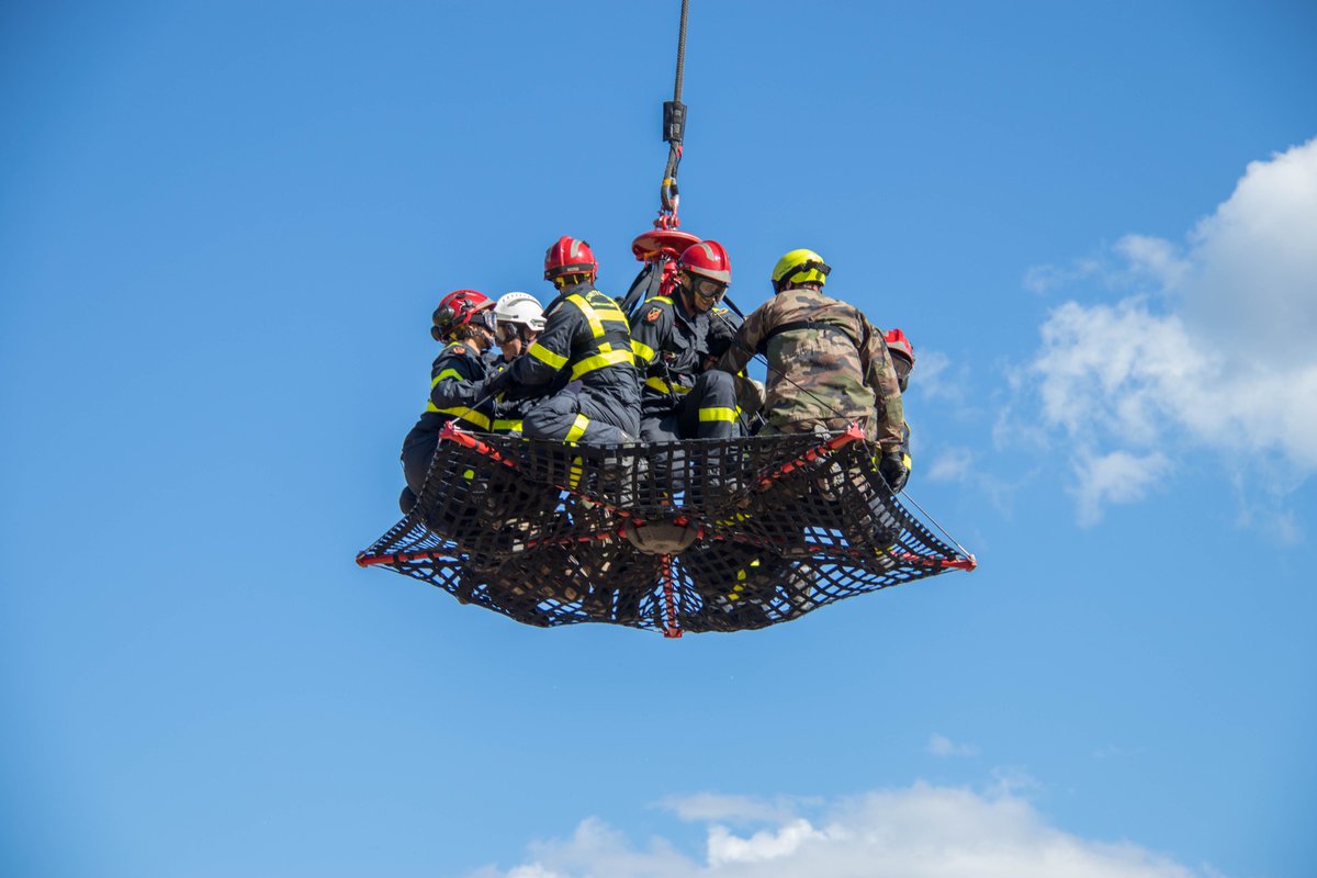 UIISC5CORTE's tweet image. Le saviez-vous ❓
Quand il est impossible aux moyens terrestres d&apos;accéder à un feu de forêt, nos sapeurs-sauveteurs passent par les airs 🔥🚁 
#UIISC5 #Entrainement #sapeurssauveteurs #Golff2020 #BaSolenzara #Puma #Sécuritécivile #fierdenossapeurs