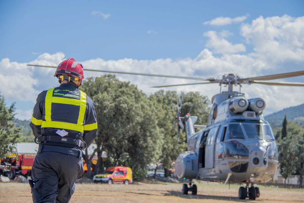 UIISC5CORTE's tweet image. Le saviez-vous ❓
Quand il est impossible aux moyens terrestres d&apos;accéder à un feu de forêt, nos sapeurs-sauveteurs passent par les airs 🔥🚁 
#UIISC5 #Entrainement #sapeurssauveteurs #Golff2020 #BaSolenzara #Puma #Sécuritécivile #fierdenossapeurs