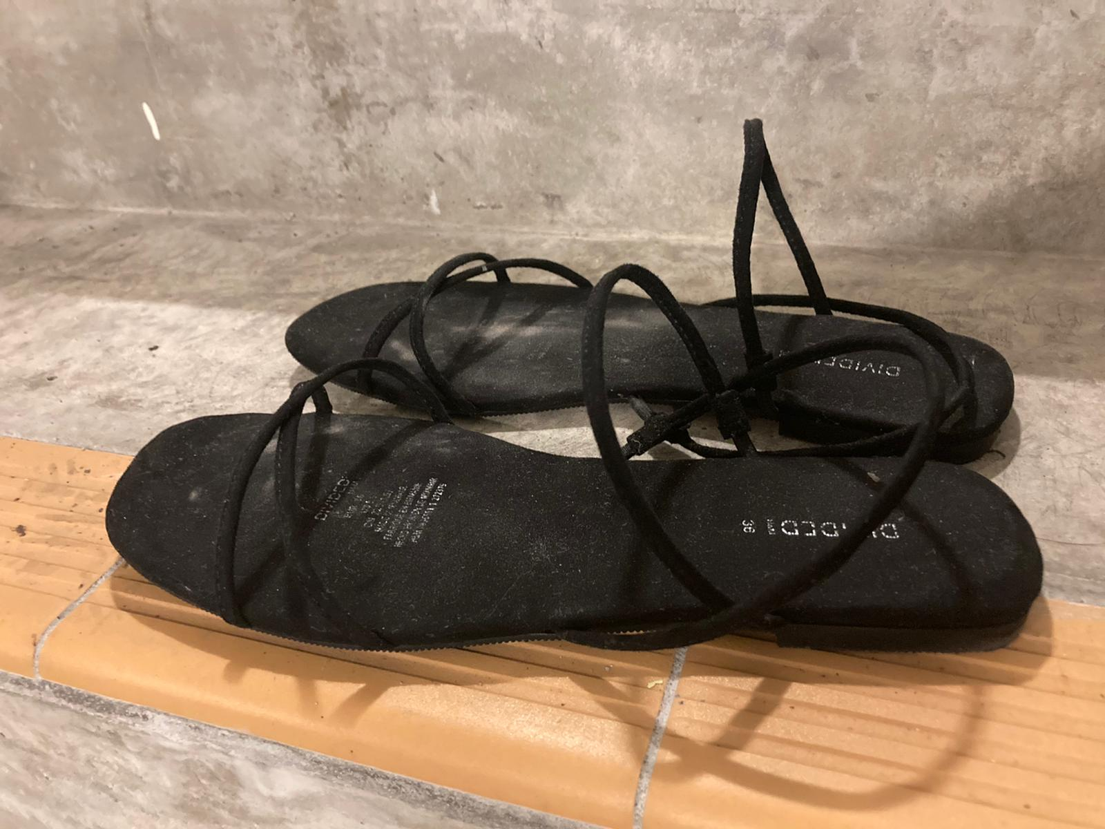 TW Pornstars - 2 pic. Hkhkhkjj 獨家尾隨扫楼洗樓射鞋. Twitter.  結果是選擇了這雙潮流興既涼鞋這樣插是最爽的,套實. 射超多...拍了很多影片.所以圖片都少