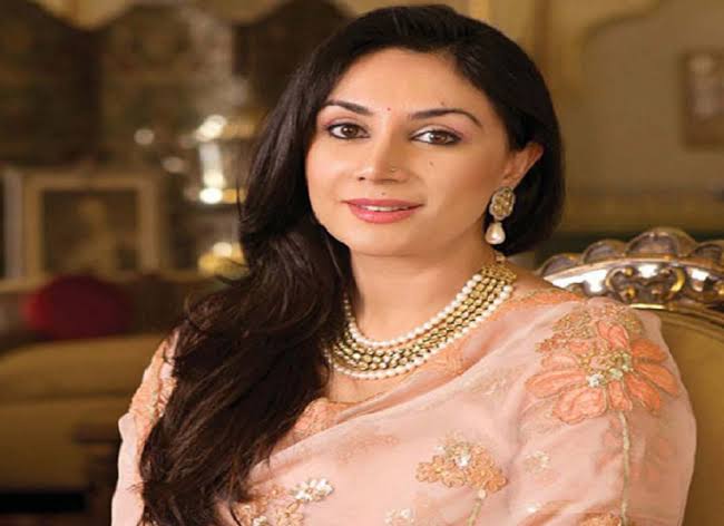 एक राजकुमारी ने रानी को कैसे हराया :-वो साल था 2019, लोक सभा चुनाव राजसमंद सीट से भाजपा ने अपना प्रत्याशी घोषित नहीं किया, चुनाव के 20 दिन पहले अचानक भाजपा नाम डिक्लेयर करती है ,"राजकुमारी दिया कुमारी" ,जयपुर राज परिवार की बेटी सामने राजसमंद से थे कांग्रेसी टिकट पे देवकीनंदन...