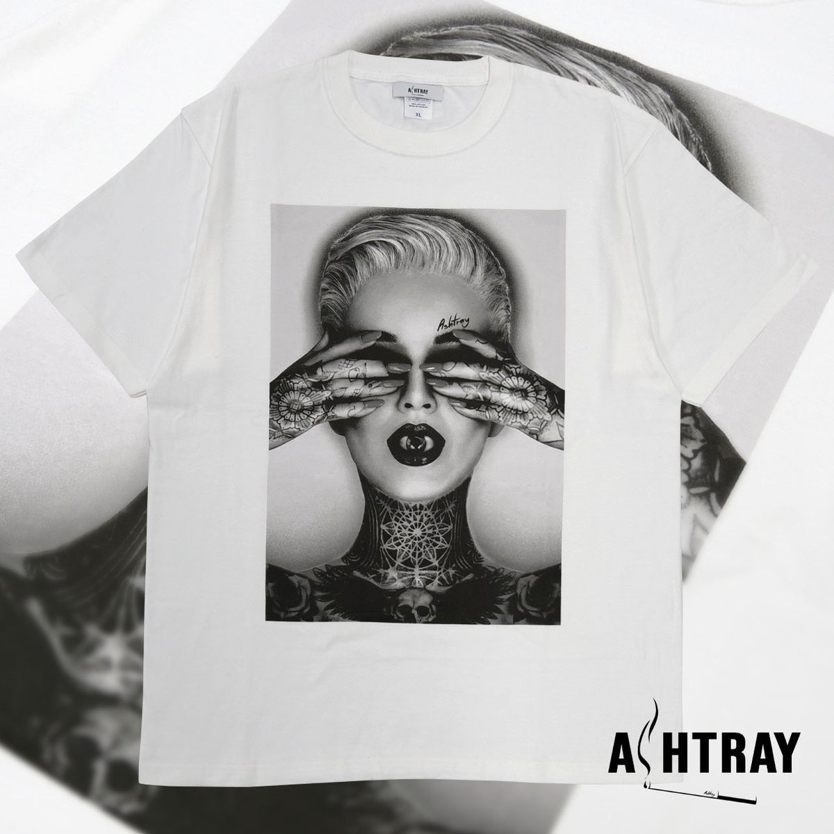 ASHTRAY06207505's tweet photo. 🔥NEW ITEM🔥
ASHTRAY KP T-SHITS 
-WHITE-
サイズ:M/L/XL/2XL
KATY PERRYのジャケットをアレンジしたフォトTシャツ。モノクロのプリントがアーティスティックなデザインを演出してます。
<この商品は発送まで4～7営業日程かかります。> 
↓注文はコチラ↓ 
https://t.co/9xcYmmK3t5
#ashtrayworld https://t.co/6IYLvTgFEO