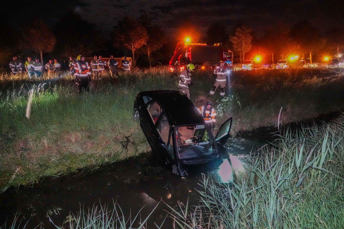 Hulpdiensten zoeken naar auto in water Medemblik, bestuurder vertrokken..