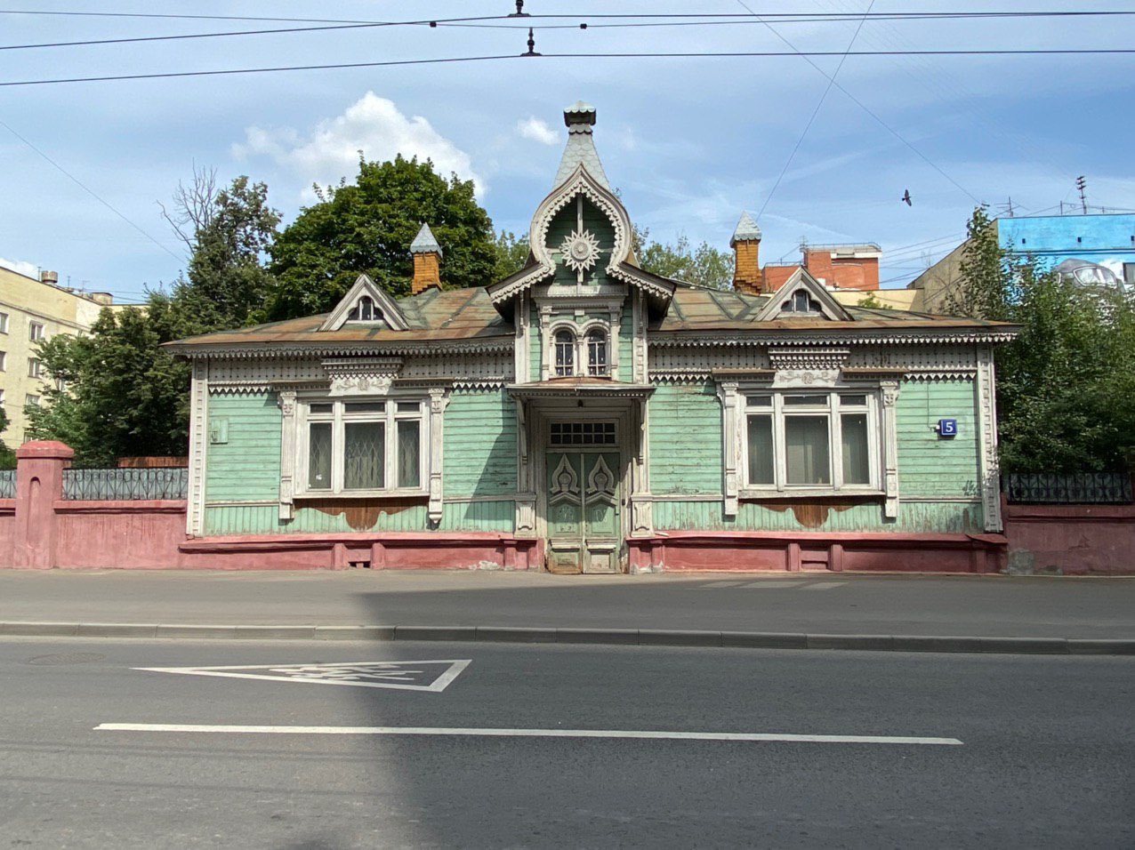 Деревянный дом на улице Гастелло