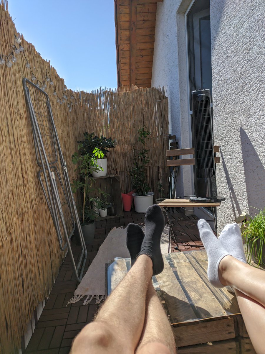 Norminator00's tweet photo. @lieferando Mit @Zliinaa und unserem besten Freund, dem Ventilator, auf dem Balkon chillen 😛
#Lieferando18k https://t.co/n25Con4shs