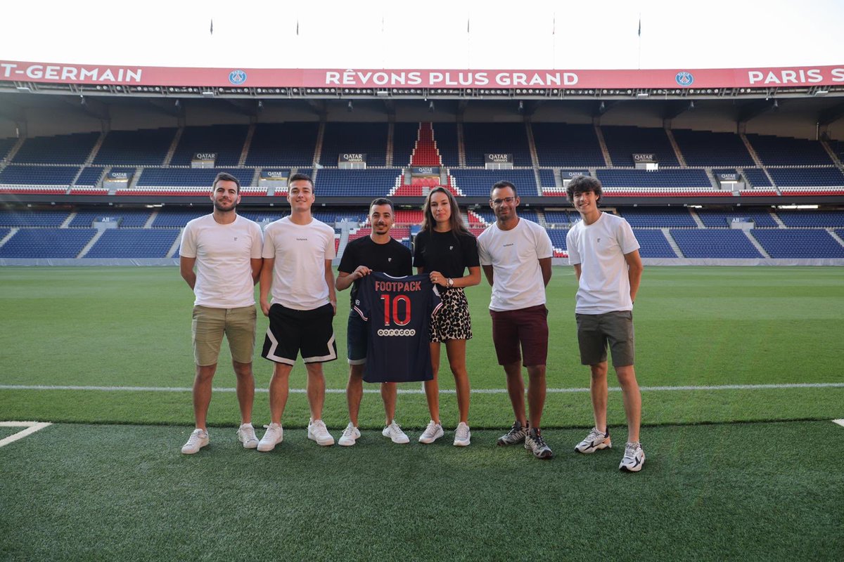 footpack's tweet photo. 🙌🏻WE. DID. IT.🙌🏻

⏱71h40 pour rallier les 20 clubs de @Ligue1UberEats 
👕19 maillots sur 20
🚌+4000km 
💪🏻6 passionnés sur la route 
📺1 vidéo qui arrive prochainement...

#TDFLigue1 https://t.co/YBXCnwmLSi