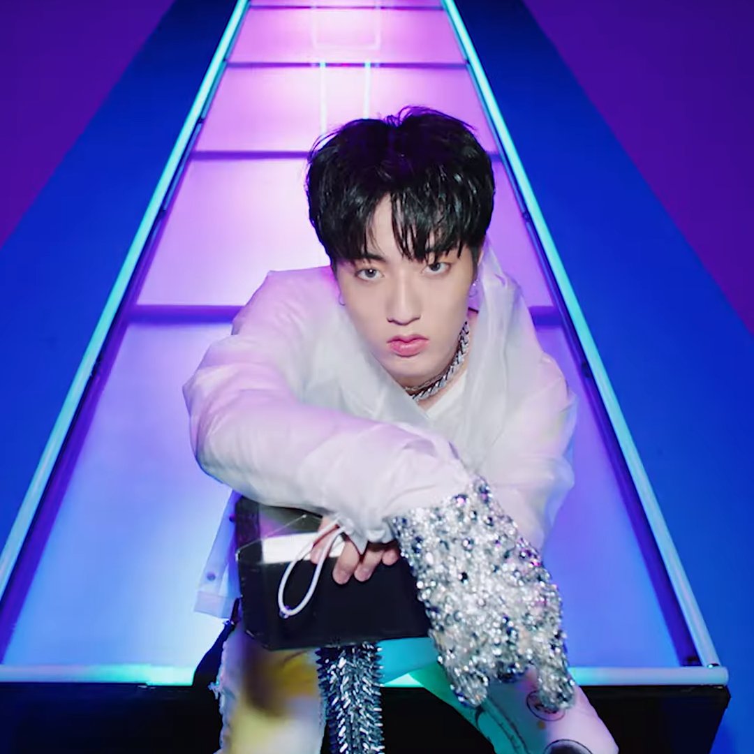 Khun_i_Khem's tweet photo. ถุงมือข้างเดียวนี่มัน  5555555555
ถุงมือเพชรซะด้วย ลุครวยค่าาาา 
MV BOY - TREASURE 
คลิก >>> https://t.co/boymieSNV2
#TREASURE_DEBUT_DDAY #TREASURE_BOY_DEBUT #HARUTO https://t.co/CQkKJFxxj2
