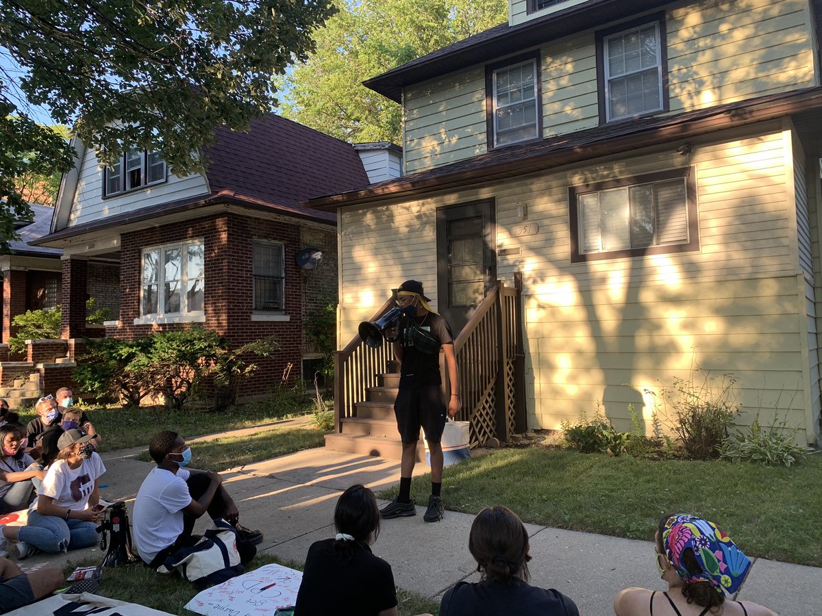 “See, race might be a social construct, but y’all use complexion to socially construct us,” recited a poet here outside Truss’ home here in  #NorthAustin.  #ChicagoProtests