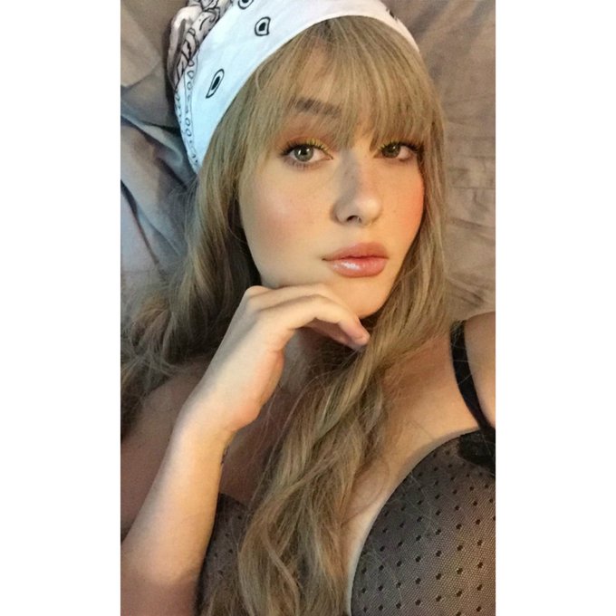 что еще делать в карантине? make a Twitter.  Who want&rsquo;s to play house? 😊 bringing #Москва and #Chicago<a href="/tag/selfie"class="tags"><span>#selfie</span></a><a href="/tag/body"class="tags"><span>#body</span></a><a href="/tag/makeup"class="tags"><span>#makeup</span></a><a href="/tag/chicago"class="tags"><span>#chicago</span></a><a href="/tag/russian"class="tags"><span>#russian</span></a><a href="/tag/blonde"class="tags"><span>#blonde</span></a>
