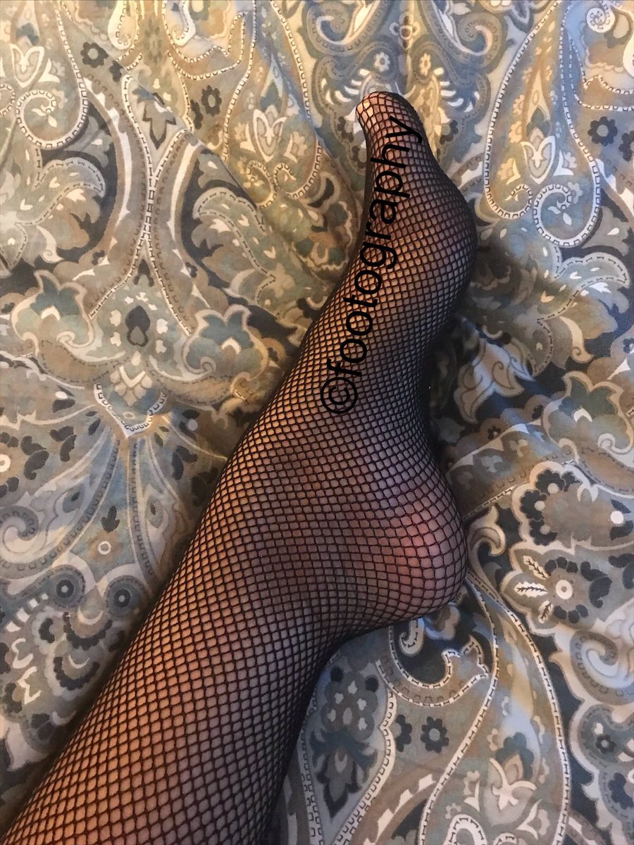 ToesTipped's tweet photo. #footfetishfriday has me feeling a type of way 🖤💦 foot pics and videos for sale. Dm for your requests ✨🦶🏼 https://t.co/iQNVXQxCu8