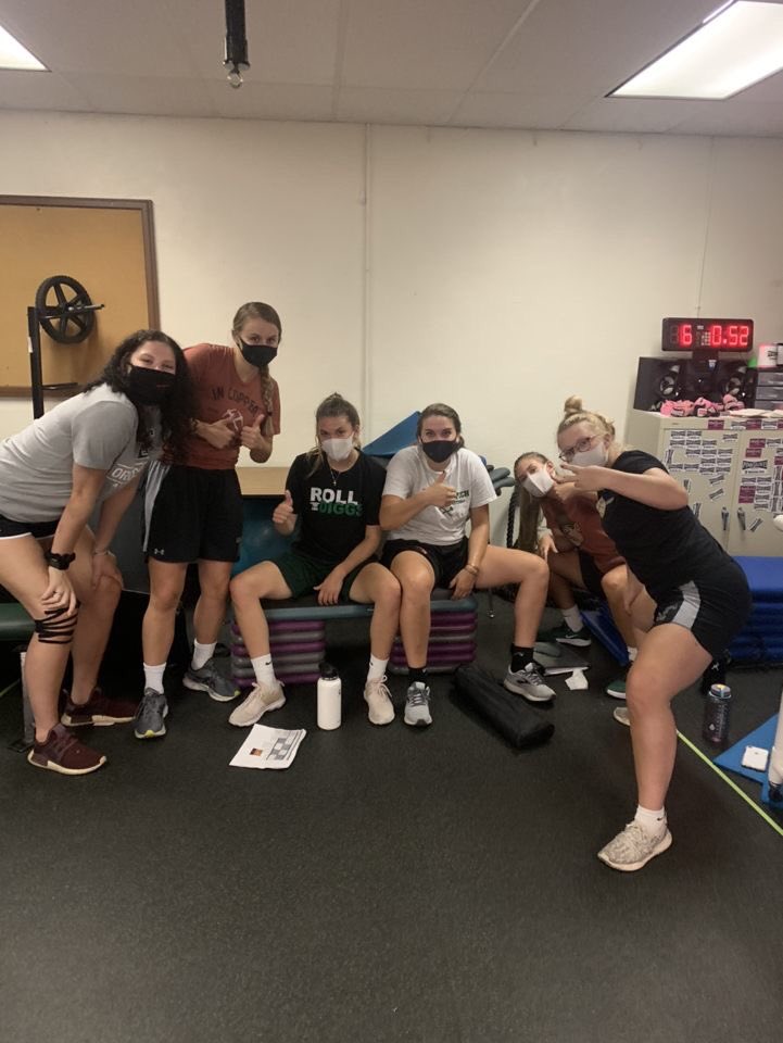 montanatech_WBB's tweet photo. Some pics this week from our “Friendly” Competition! Stay tuned for more throughout the semester of our team building activities! 🏃🏽‍♀️💪🏽

Which team will take home 1st place?? 

#TeamBuilding #FriendlyCompetition #OutworkYourTalent #RollDiggs⚒ https://t.co/qzwQT8TZEC