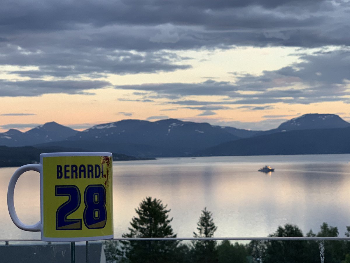 SveinPettersen's tweet photo. Celebrating Berardiโs birthday ๐ #GUAFC https://t.co/YLzY90d19m
