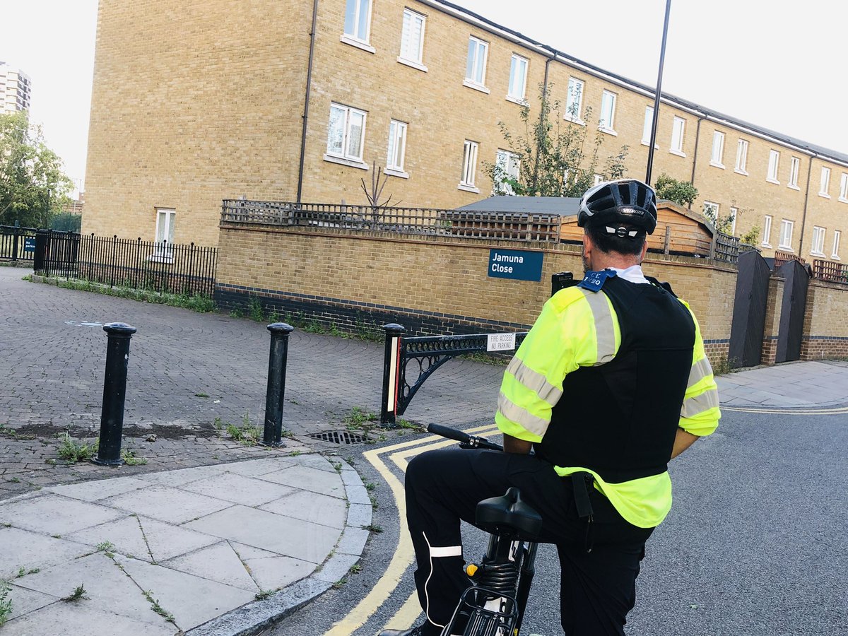 MPSStDunstans's tweet photo. Neighbourhood officers on hi viz patrol https://t.co/NYUCGO7NfO