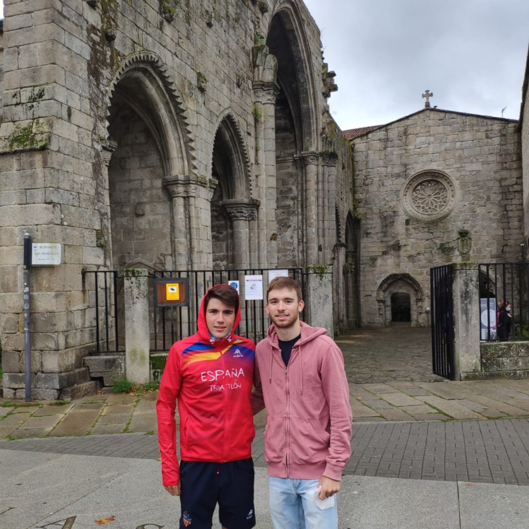 Triaspe_Aspe's tweet photo. Nuestros chicos del #Triaspe ya están en #Pontevedra para disputar el Campeonato de España de Triatlón. Mañana #sábado comenzará Carmelo Selma a las 16 horas y el #domingo lo hará Carlos Vizcaíno a las 13 horas, también les acompaña nuestro director deportivo, Jose Ramón Botella. https://t.co/pHxy3uYZHR