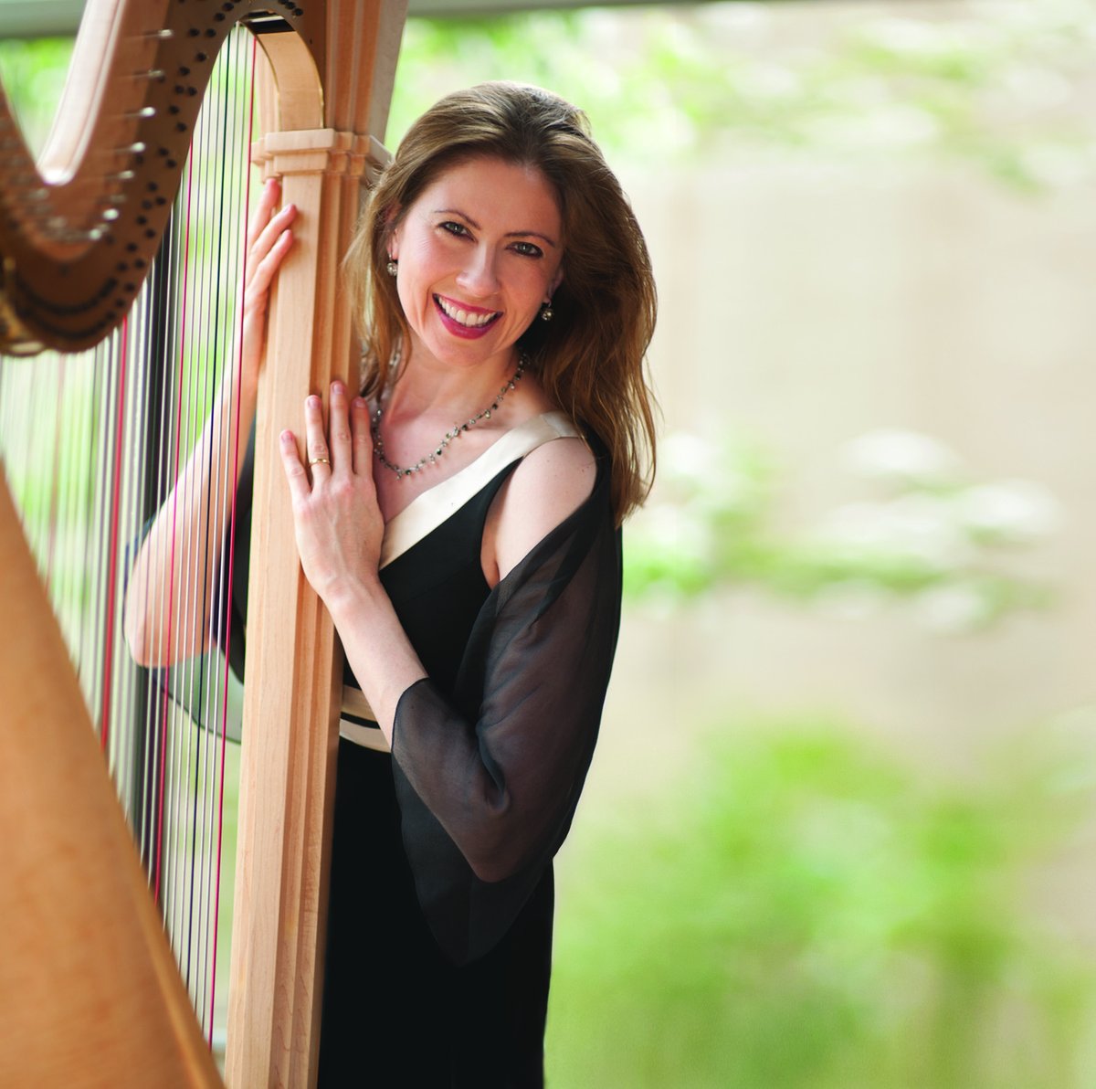 New episode! Harpist Yolanda Kondonassis teaches all about the harp. She also talks about how on Earth she started playing an instrument 13x's her size as a kid! 
<a href="/Yolanda_Harp/">Yolanda Kondonassis</a> <a href="/cim_edu/">Cleveland Institute of Music</a> <a href="/OberlinCon/">Oberlin Conservatory</a> @jensenartists
classicalclassroomshow.com/classical-clas…