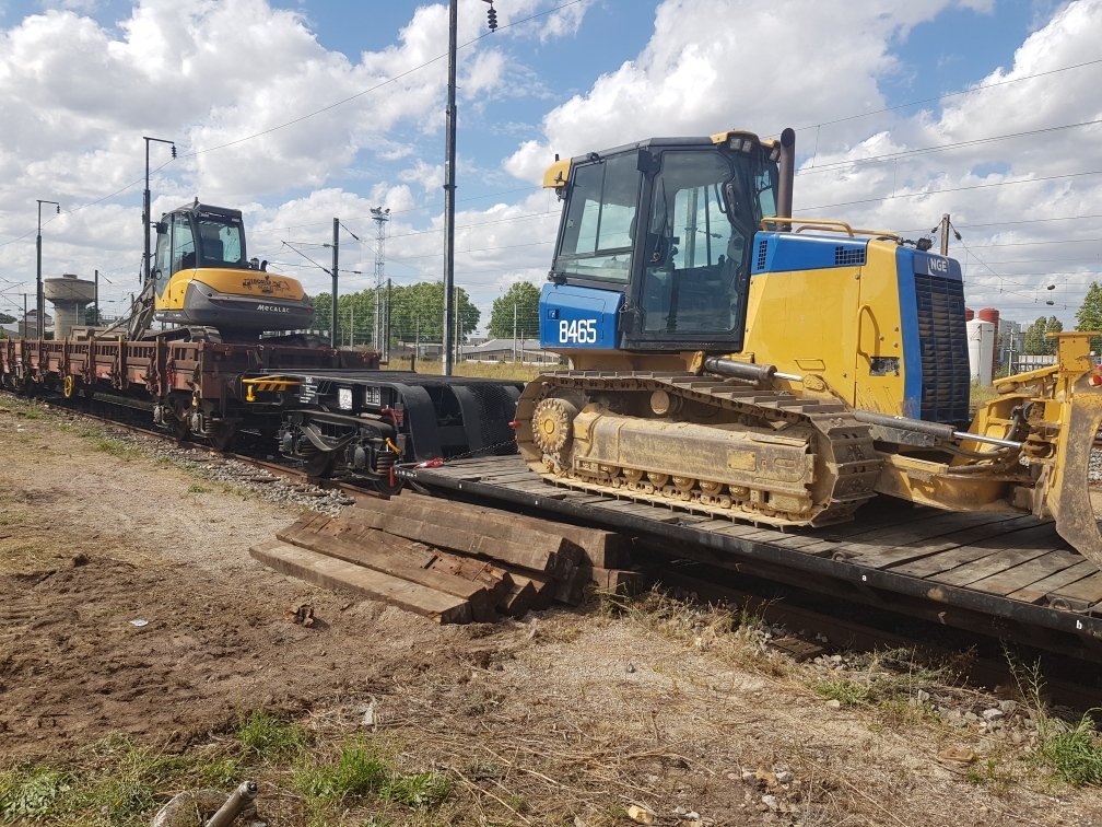 2. On amène les engins de chantier en train travaux