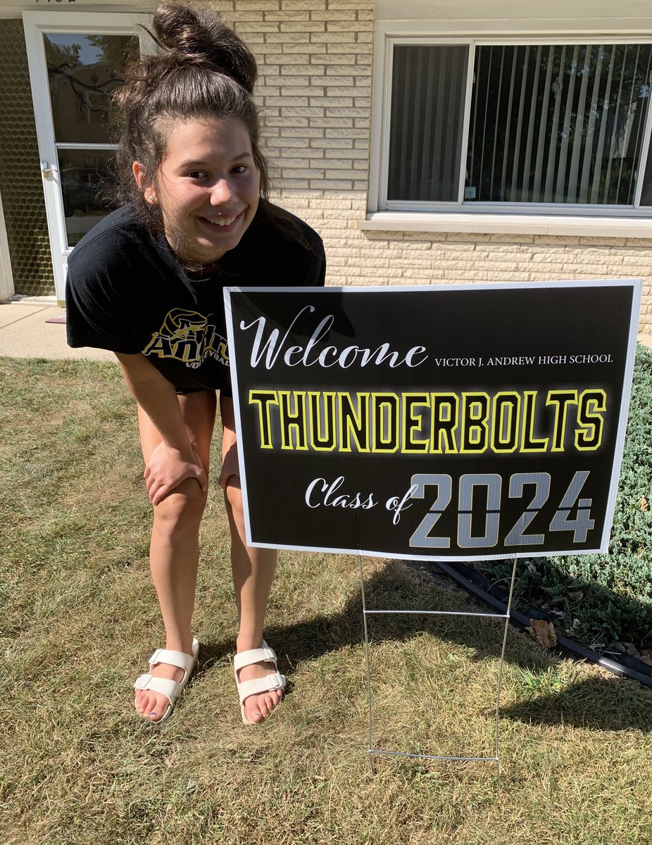 LatkaMrs's tweet photo. @AndrewHS_d230 Thanks for the sign! Jules is proud to be a T-Bolt! β‘οΈ@Rnolting21 #Happy1stFullDayForFreshmen #HappyFriday #RemoteLearningLife https://t.co/EygYRO1hE0